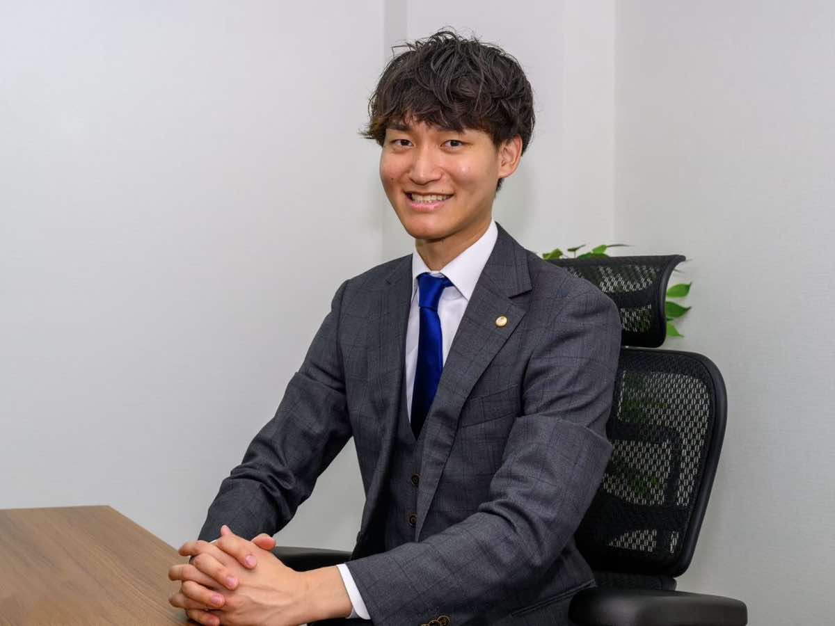 プロフィール写真｜ソルビス税理士法人 代表 境 裕介 様
