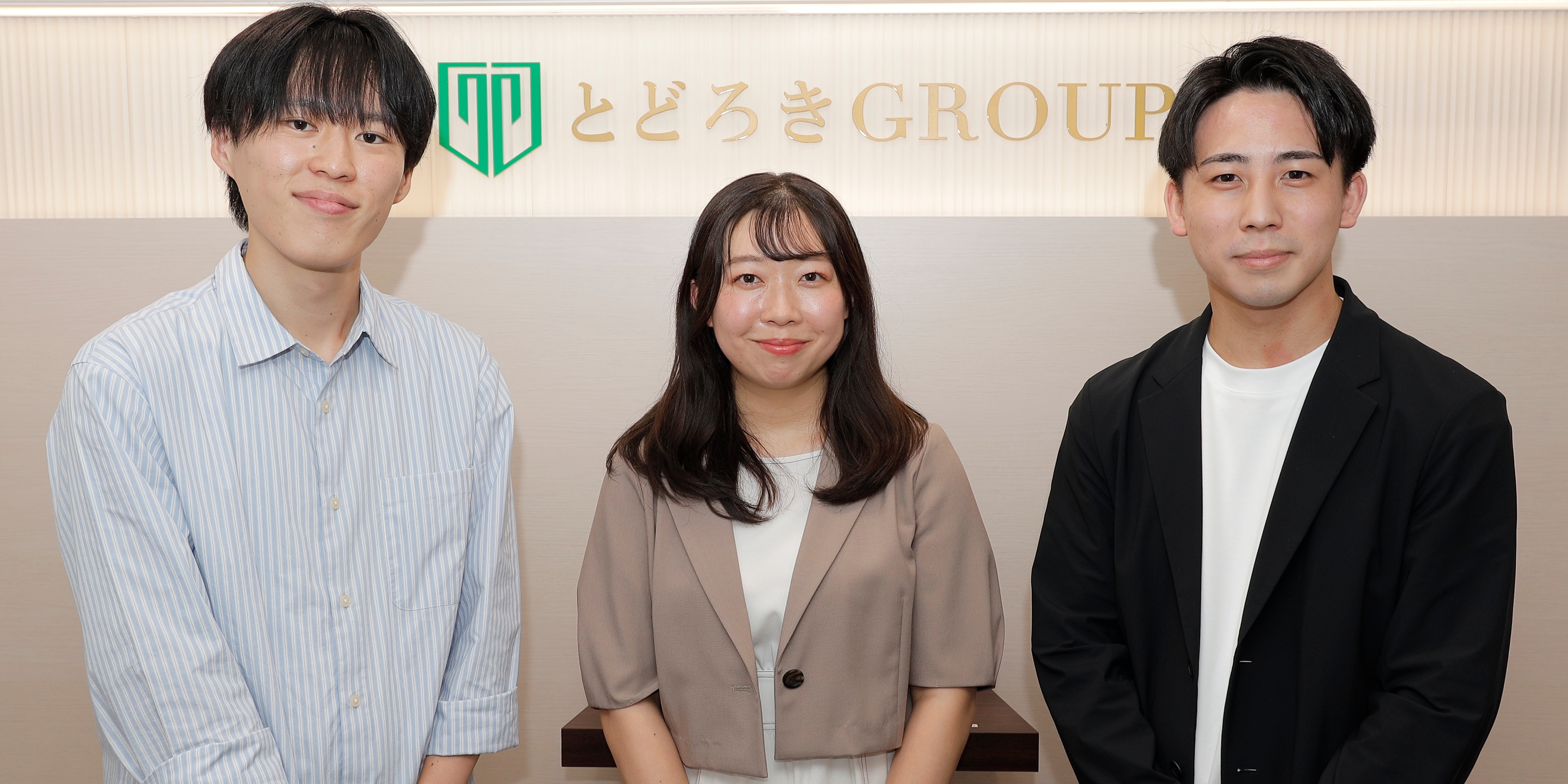 とどろき会計事務所のエントランスで笑顔を見せる原氏(左)、小髙氏(中央)、秋田氏(右)