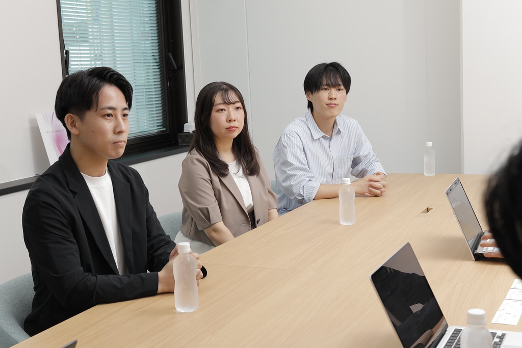 年末調整業務の課題や導入後の変化について真剣な表情で語る原氏(奥)・小髙氏(中央)・秋田氏(手前)