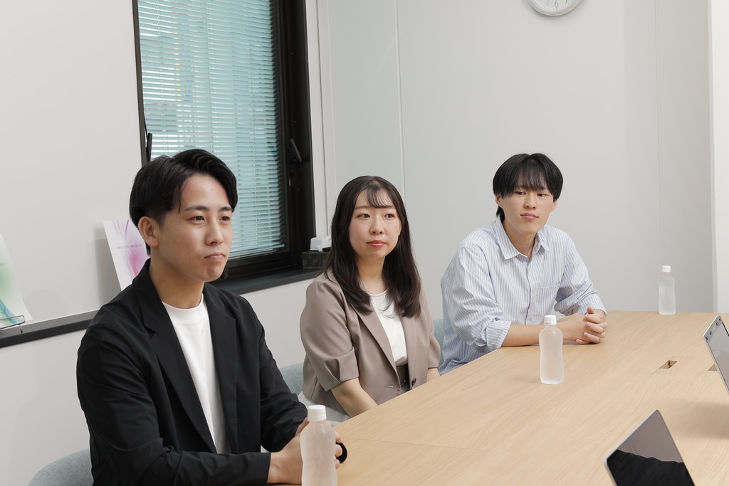 クラウド化による業務削減や差し戻し減少の成果について語る原氏(奥)・小髙氏(中央)・秋田氏(手前)