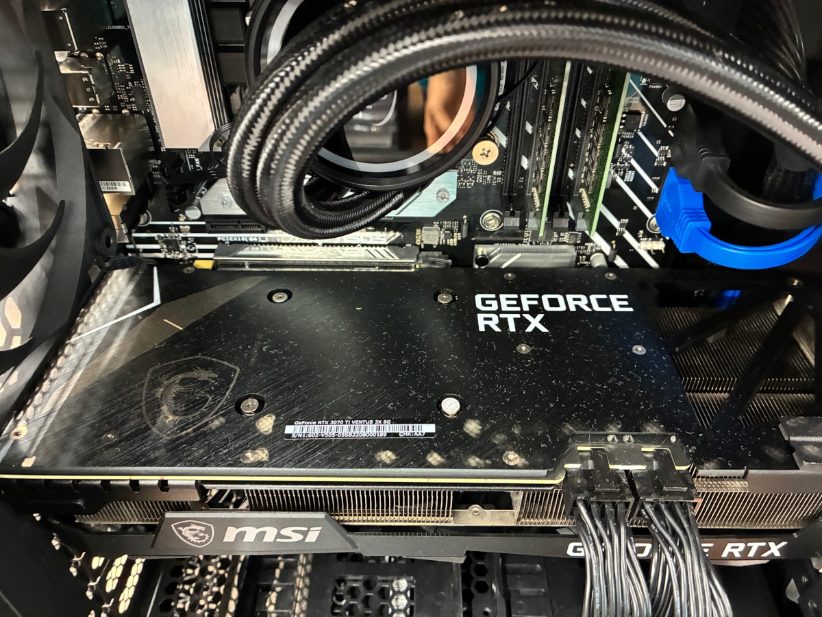 作業前のグラフィックボード上面。うっすらとホコリが溜まっている状態です
