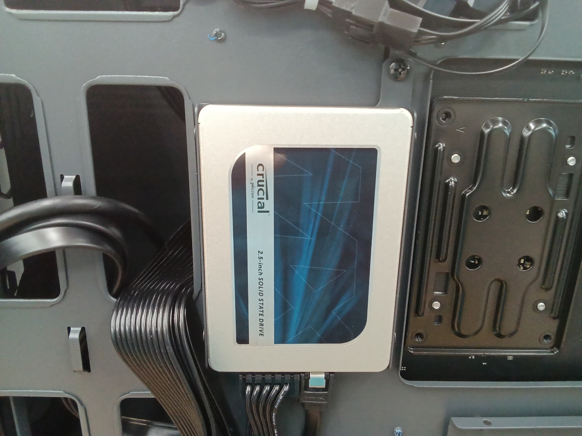増設された2.5インチSSD（Crucial CT500MX500SSD）