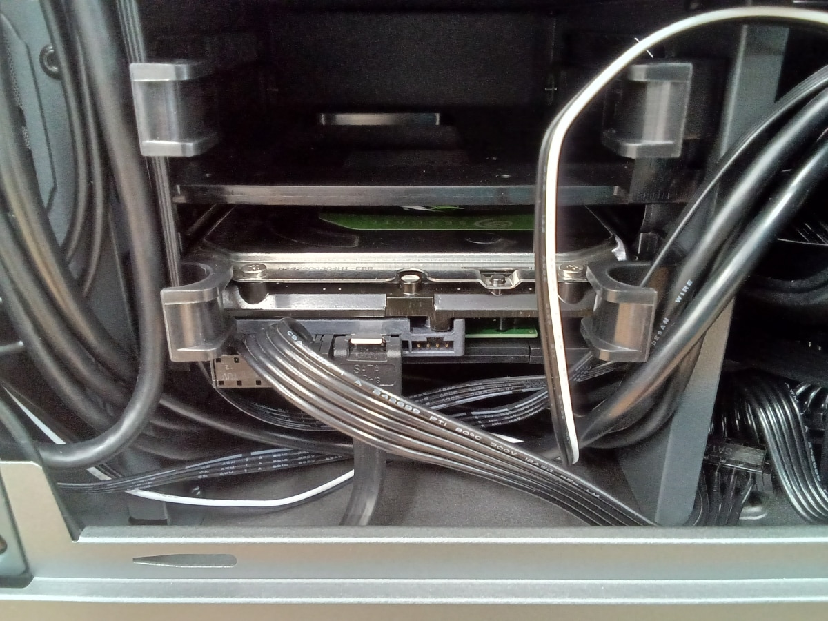 3.5インチHDDベイに取り付けられたHDD