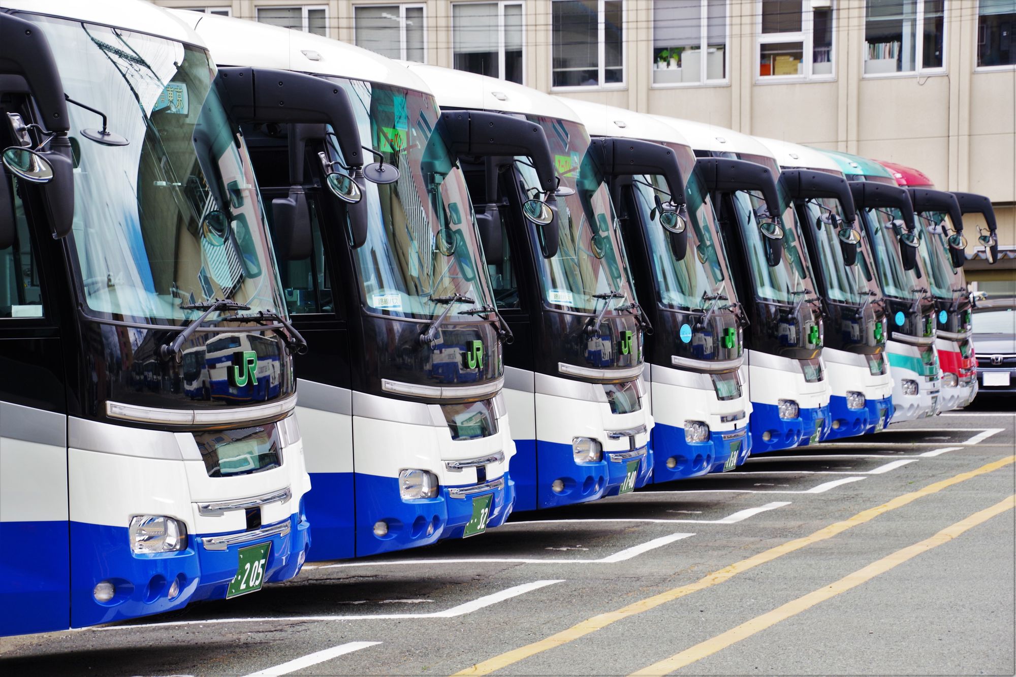 車庫に並ぶ大型バス