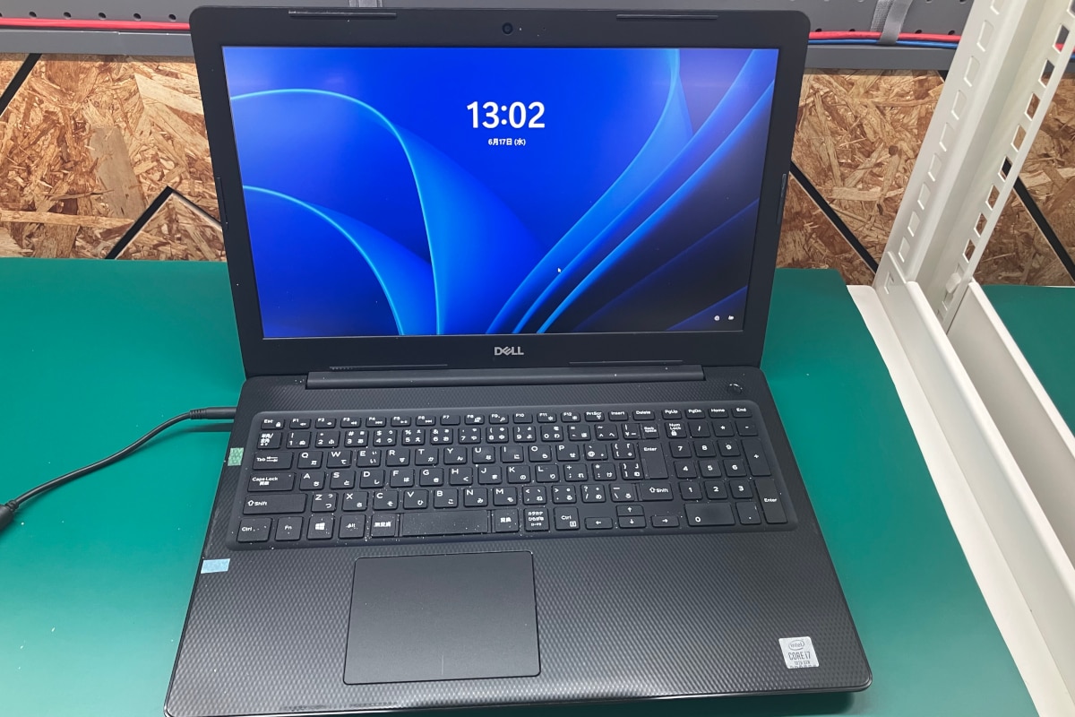 修理後の状態:新品の液晶パネルに交換し、正常に画面が表示されています
