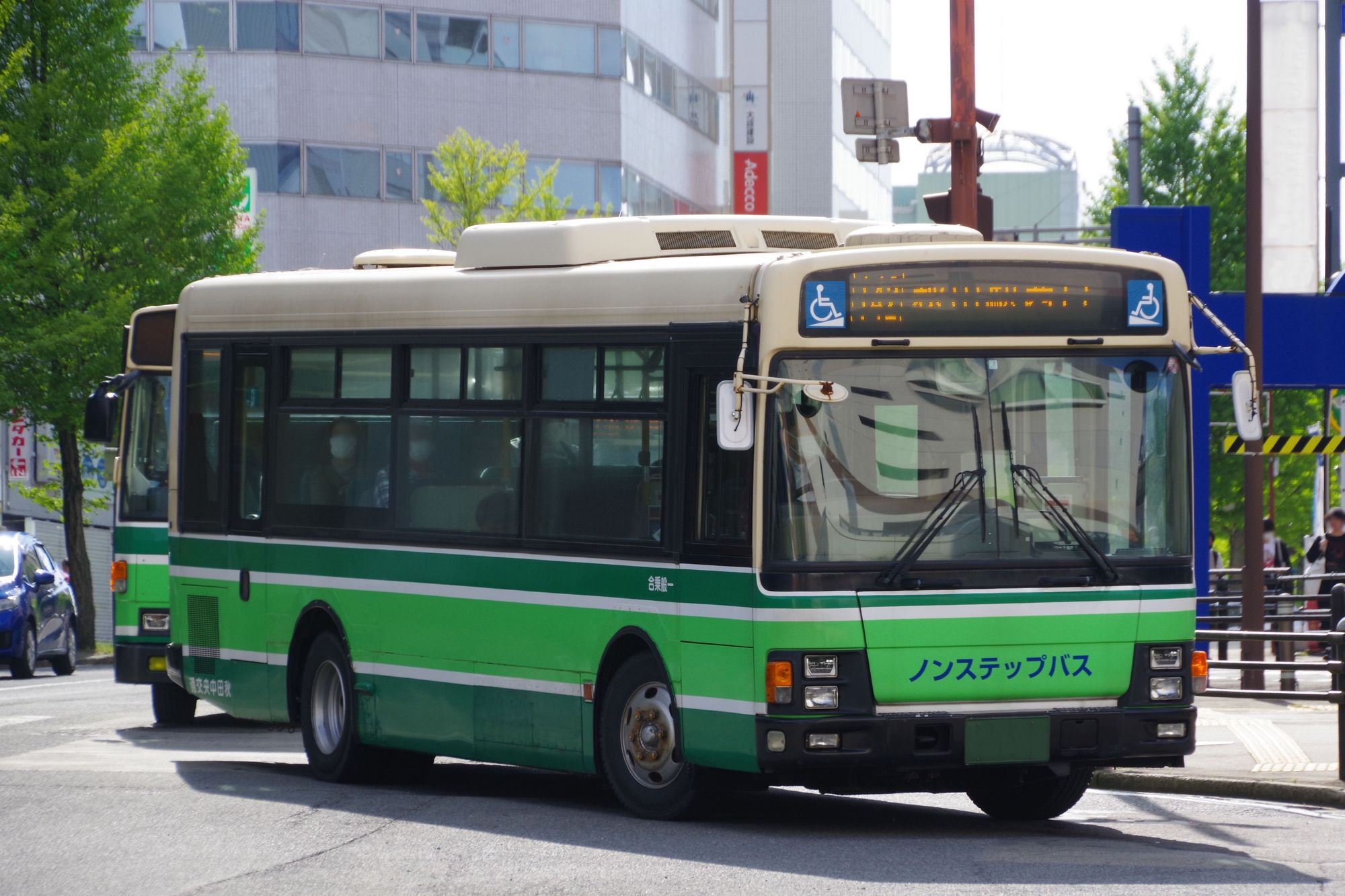 路線バス　秋田市内を走る秋田中央交通のノンステップバス