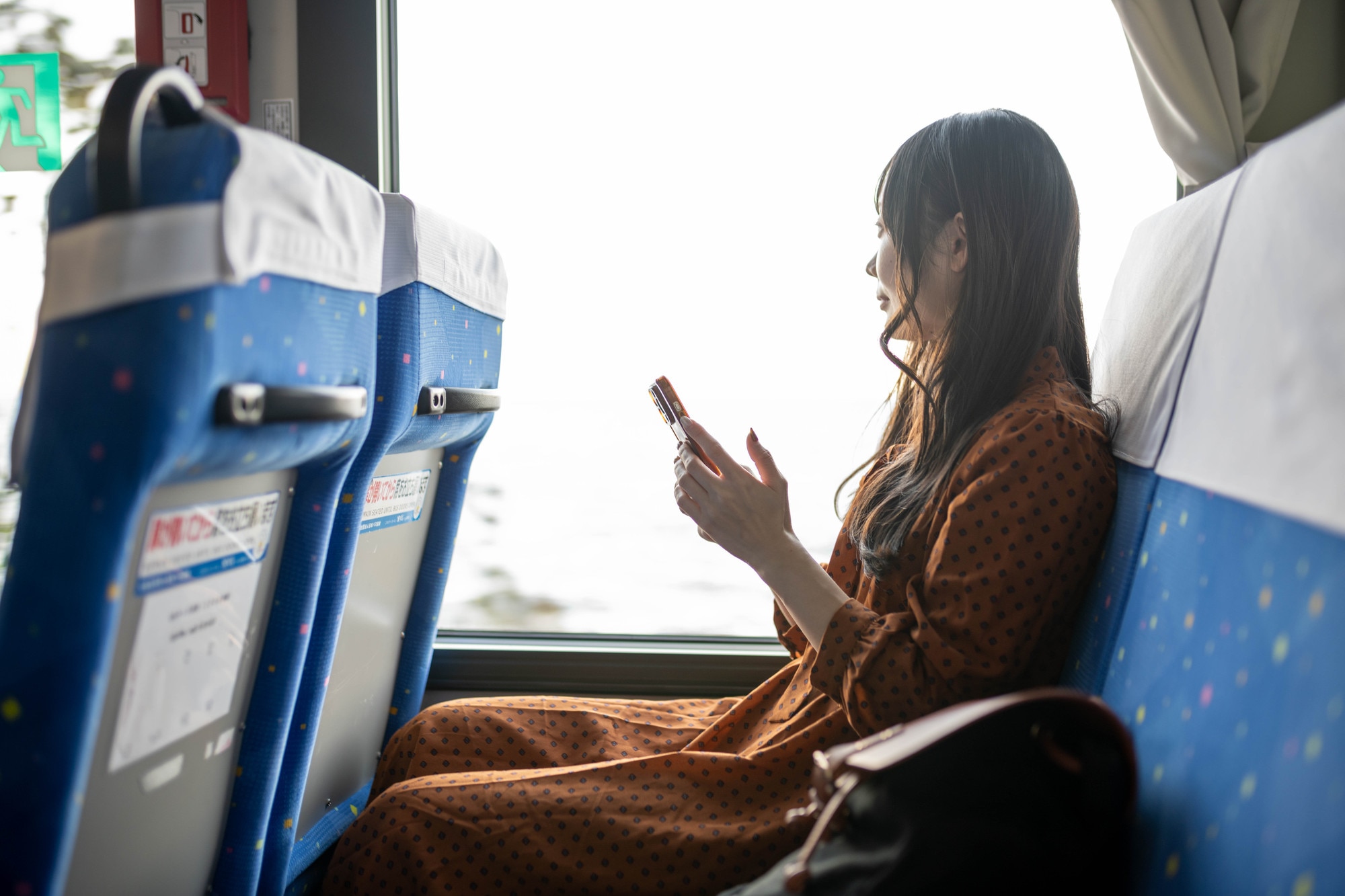 バスに乗る若い女性　撮影協力・羽後交通