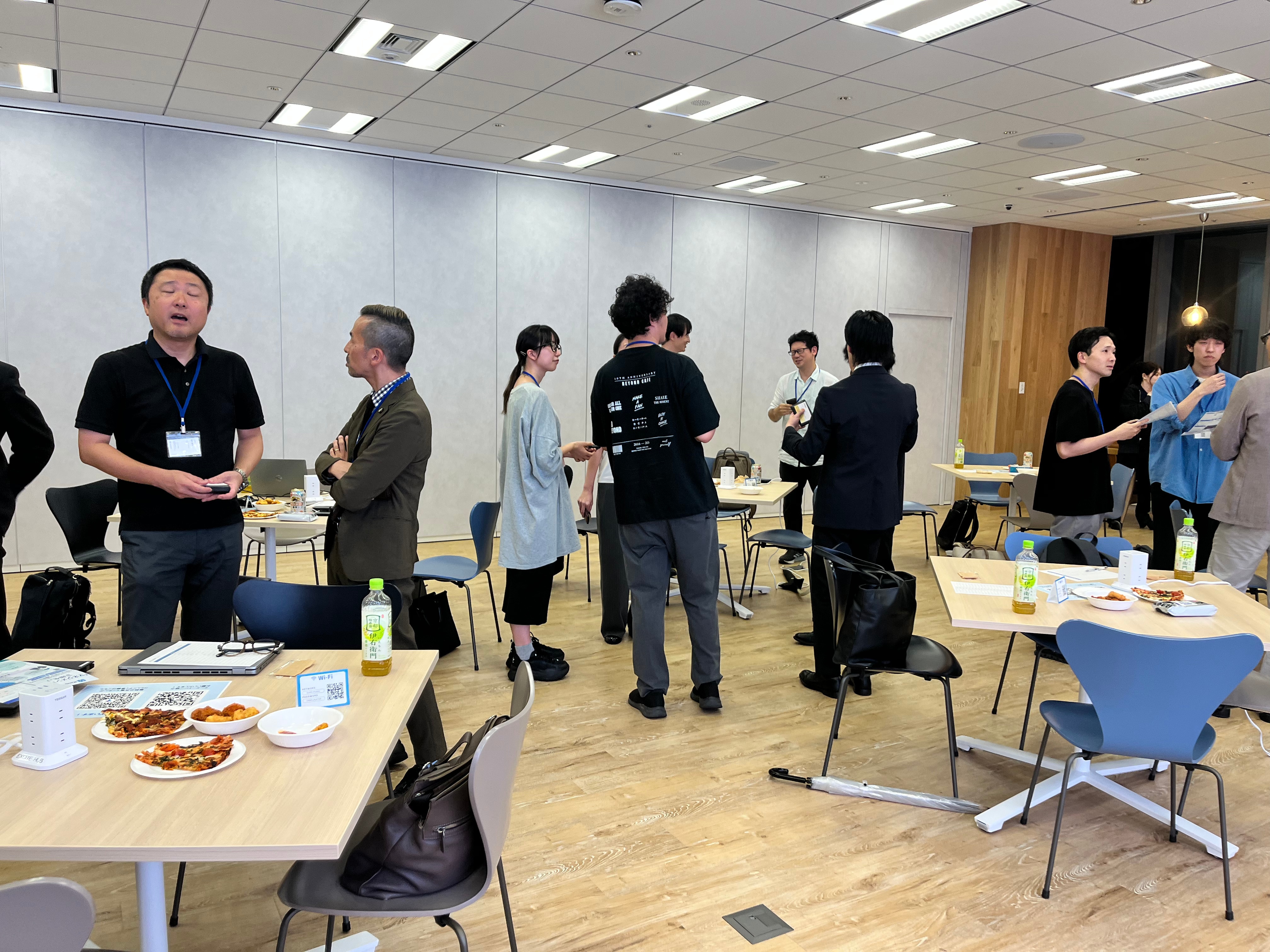 軽食とお酒を囲んで歓談する交流会の様子