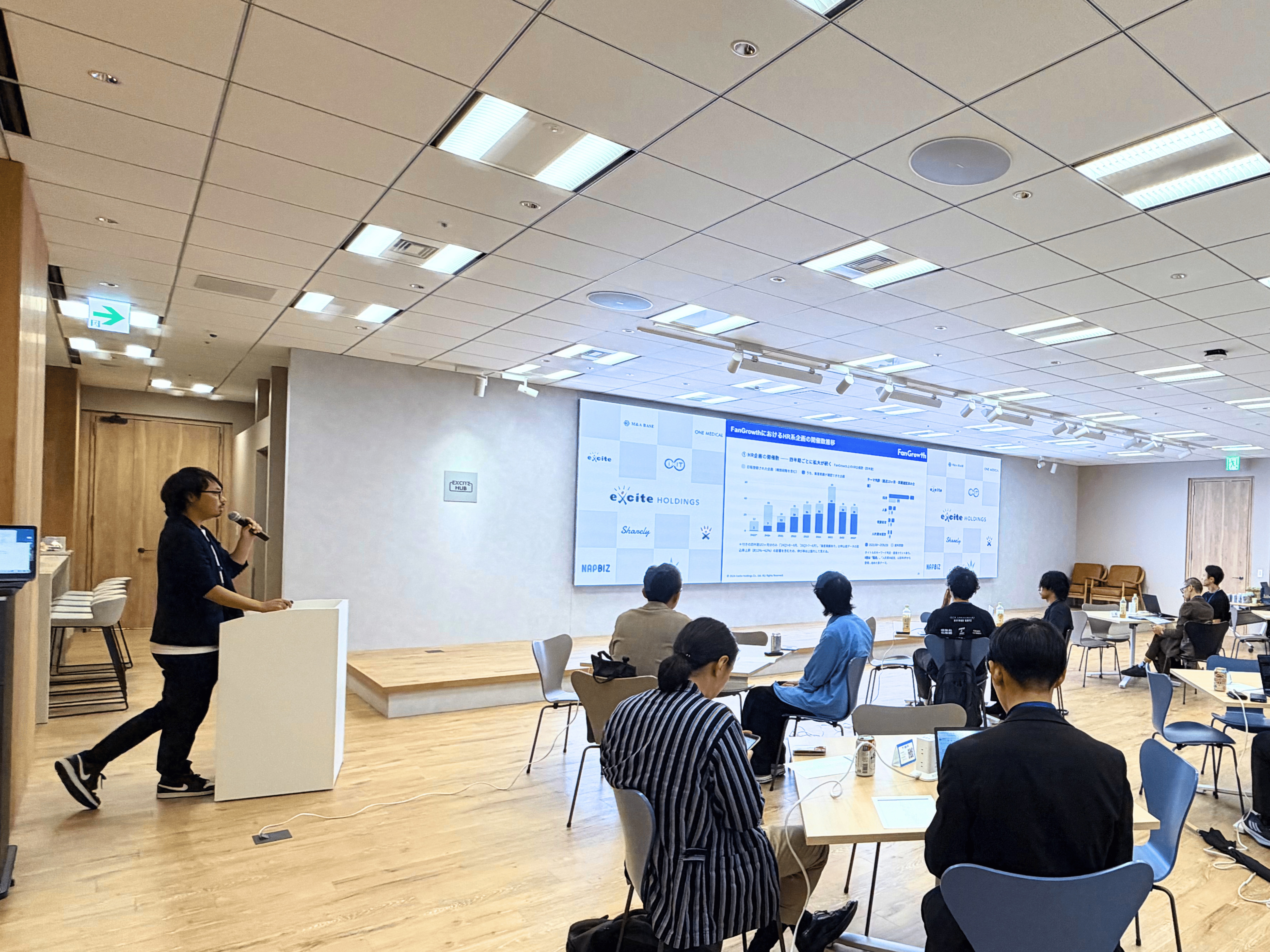 集客数の二極化について説明するトークセッションの会場