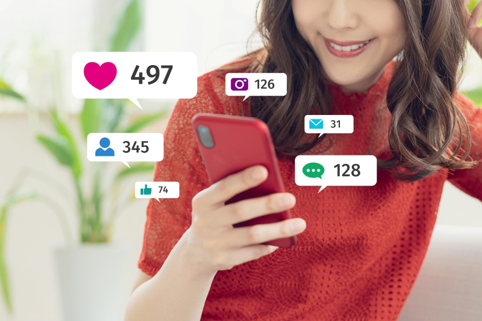 スマホを触る女性