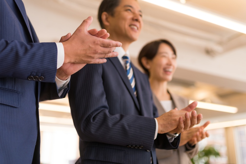 拍手している男性