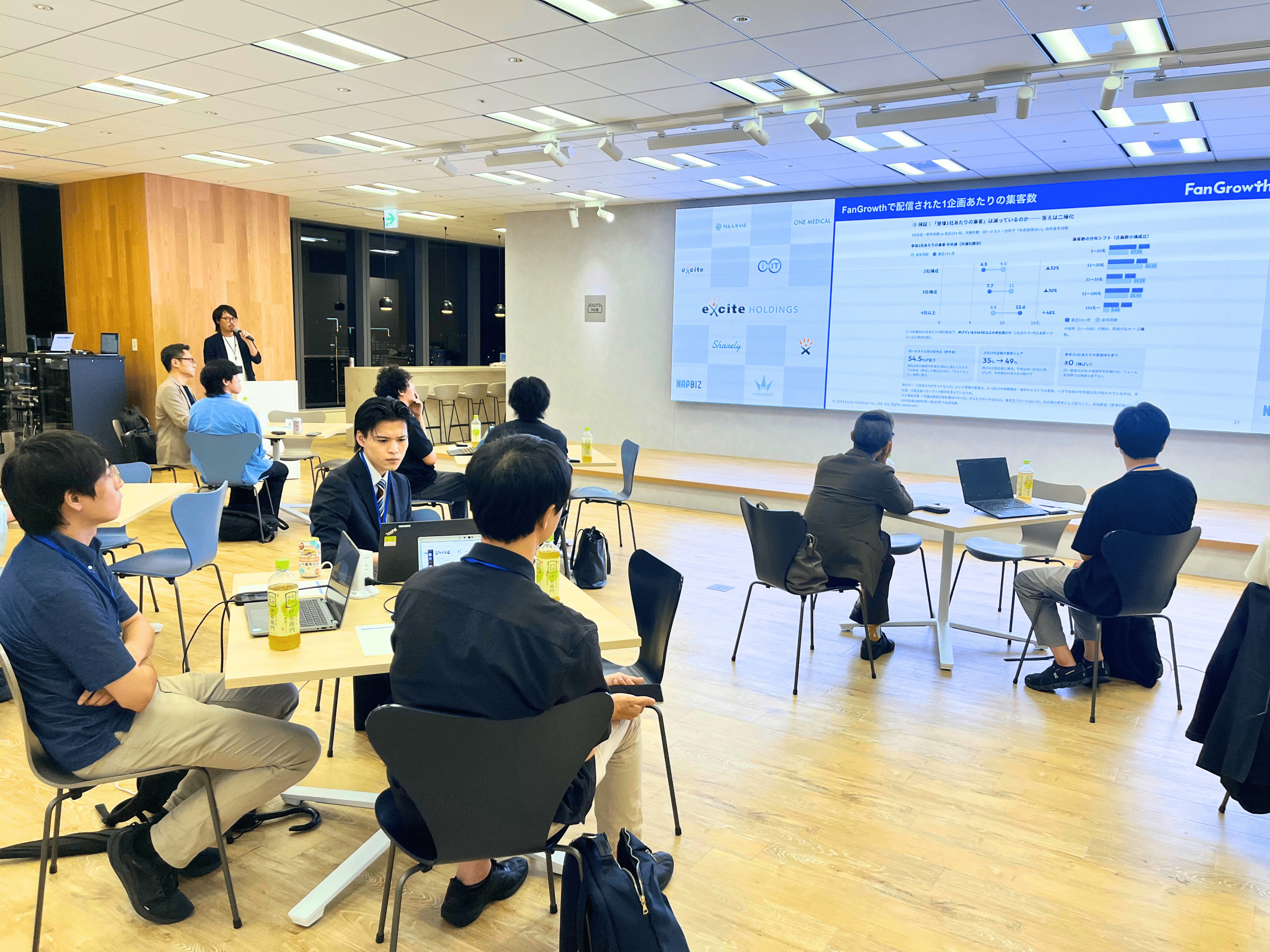 1開催あたりの集客数の推移を示すスライドを投影したトークセッションの様子