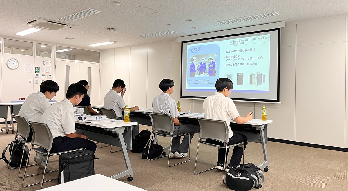 会社説明を聞いている様子