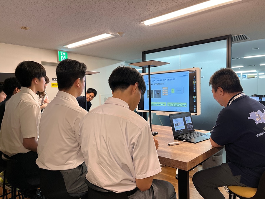 社内見学の様子