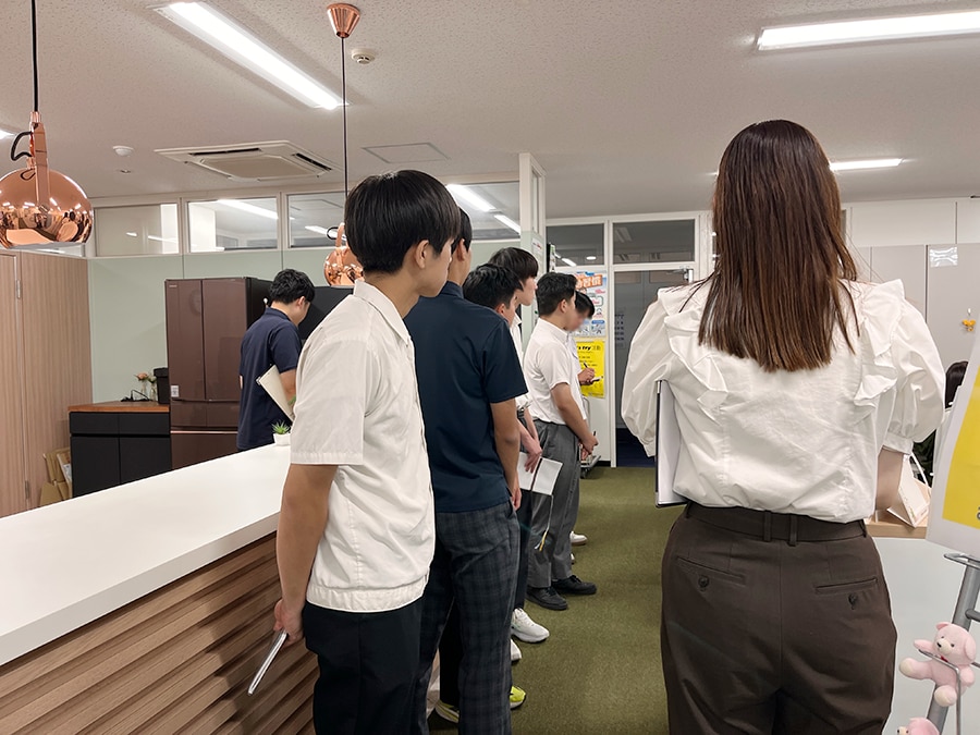 社内見学の様子