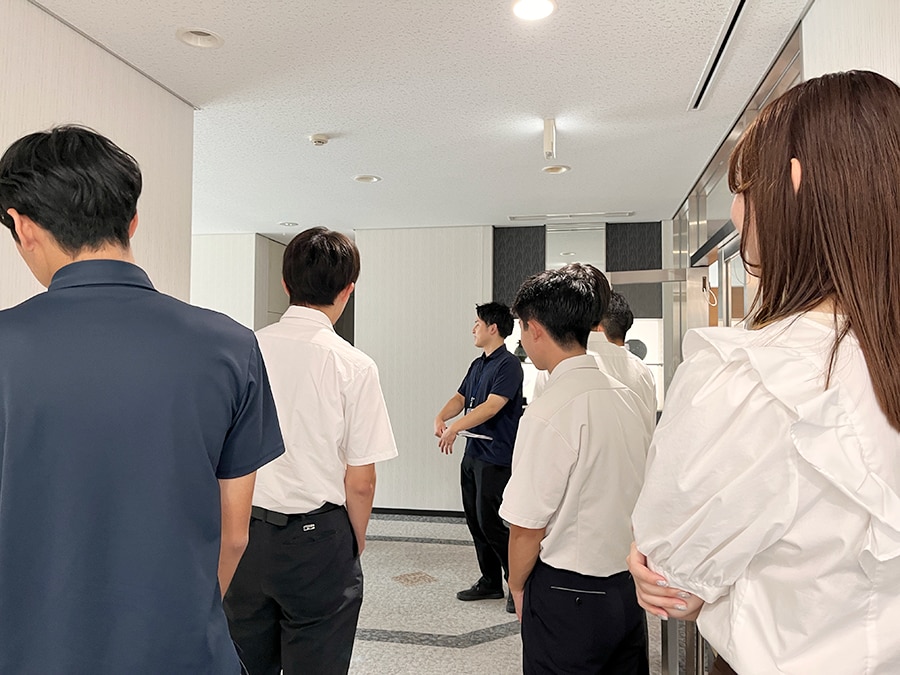 社内見学の様子