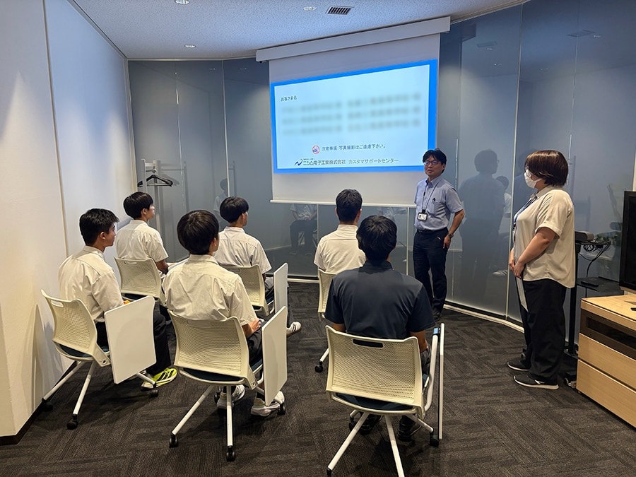 社内見学の様子