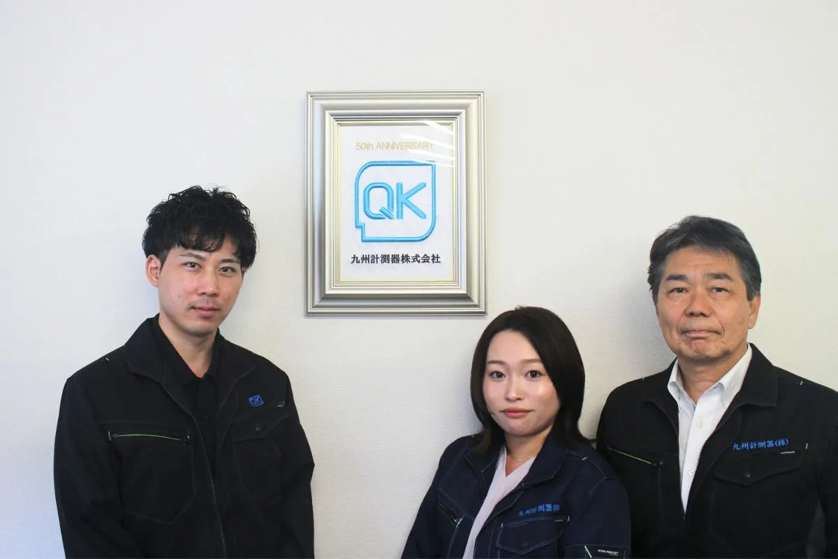 九州計測器株式会社様の社長と採用担当者様、入社者様の集合写真