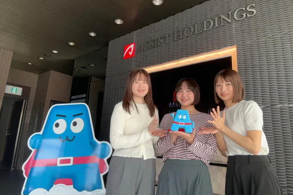 アシストエンジニア様で働く採用担当者3名の集合写真