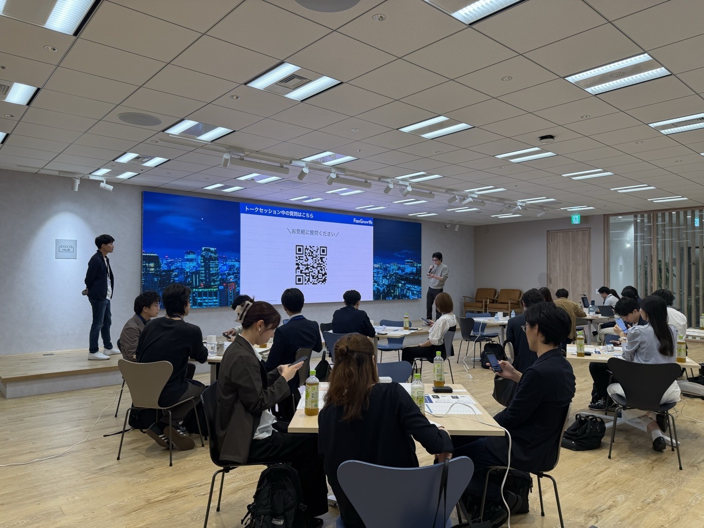 質問フォームのQRコードを投影したQ&A Sessionの会場