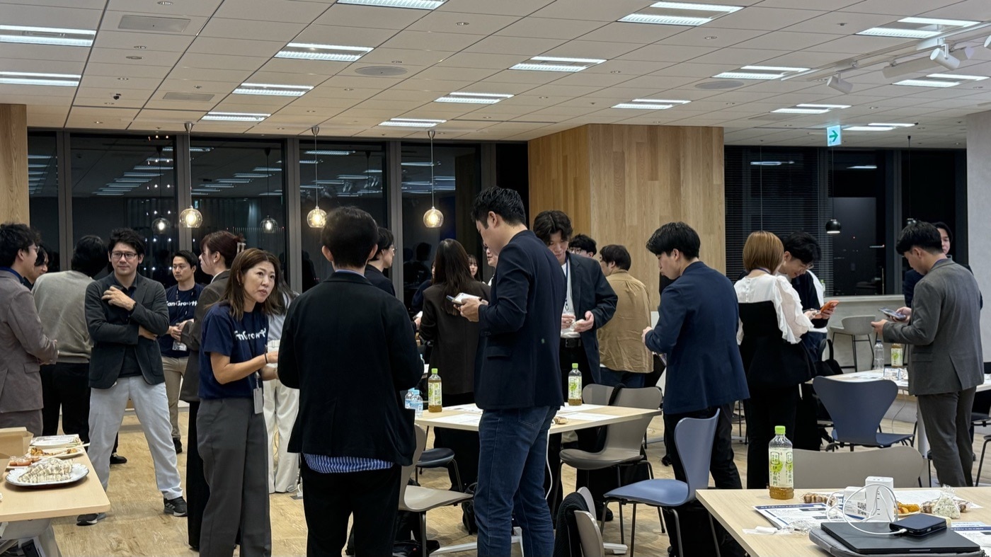 軽食とドリンクを囲んで交流する参加者