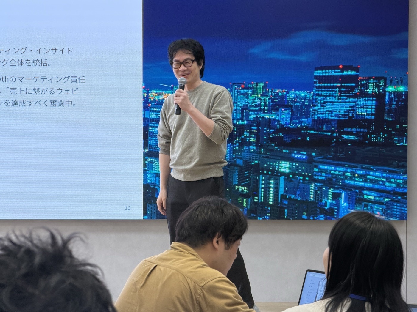 登壇者の役職と参加者の役職の関係を語る村尾