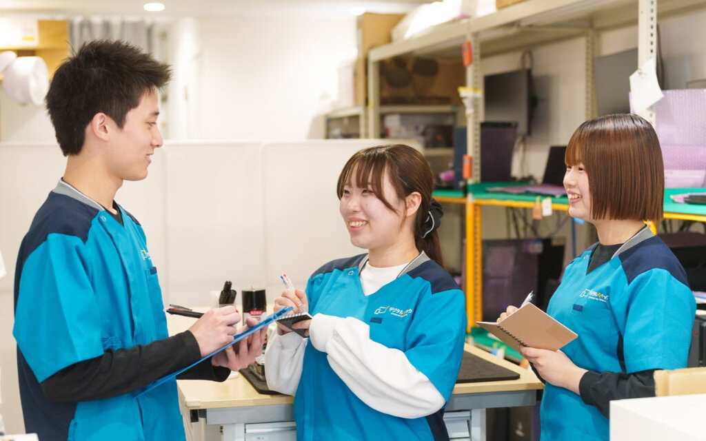 OJT：先輩社員からのフィードバックの様子