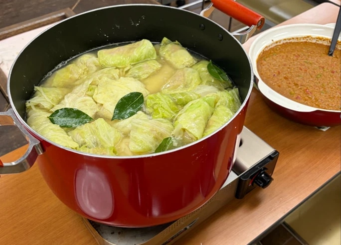 提供いただいた食材で調理したロールキャベツとキーマカレー