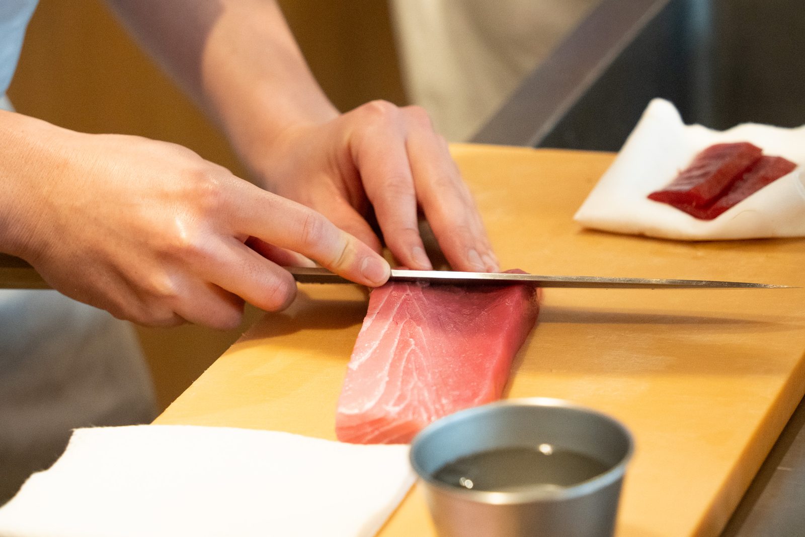 マグロをサクに切り分ける手元