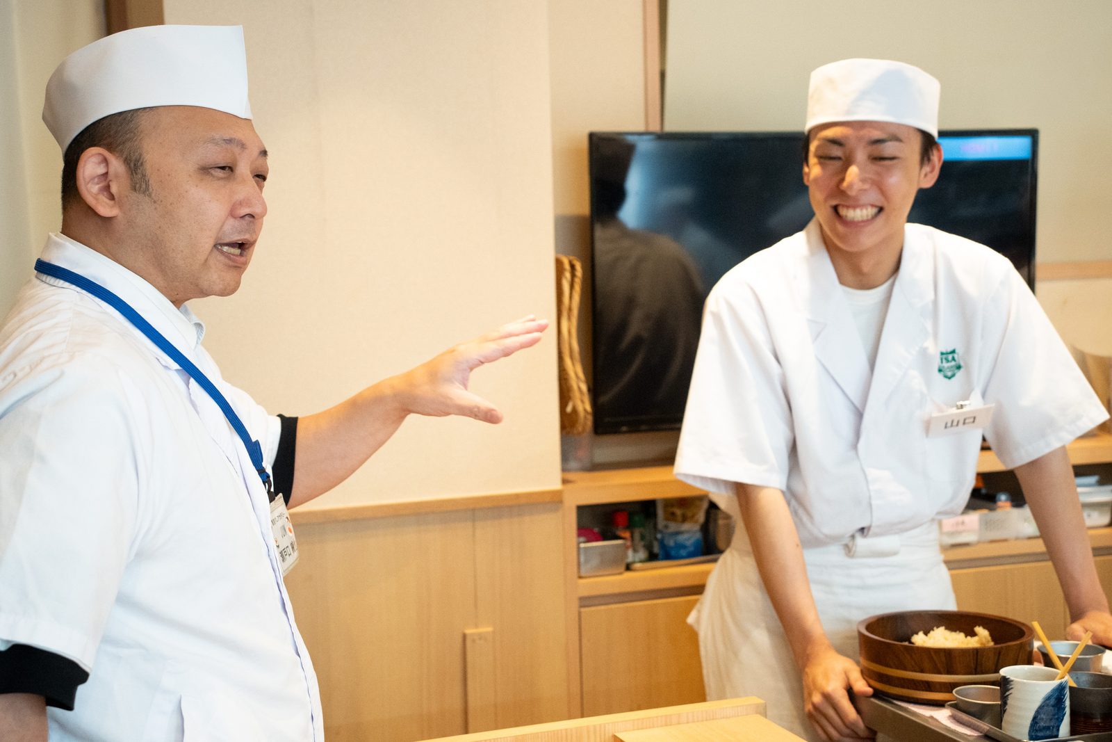 講師が受講生に語りかけながら指導する様子